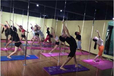 暑假体验成都华翎钢管舞培训学校，尽享舞蹈乐趣